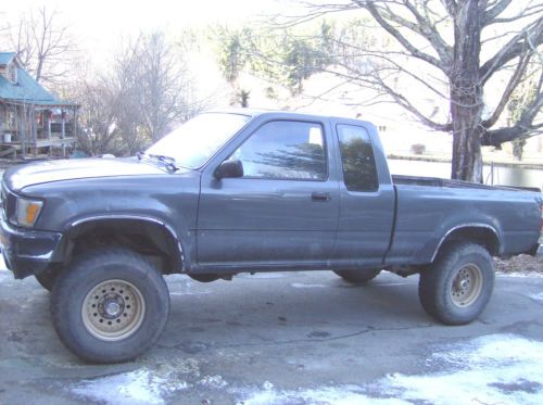 90 toyota pickup 4x4 5 speed extended cab runs and drives good