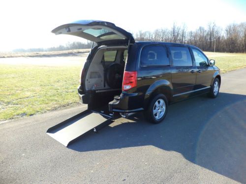 2013 dodge grand caravan wheelchair/handicap ramp van rear entry ats conversion