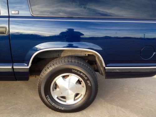1997 GMC Suburban 4x4 SLT loaded leather 5.7 low miles immaculate, image 5