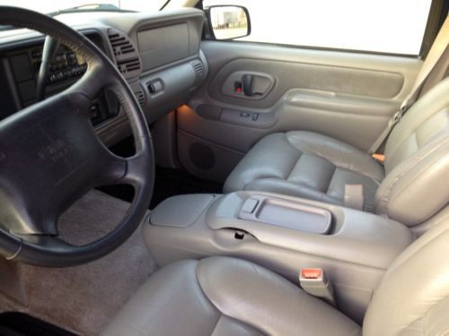 1997 GMC Suburban 4x4 SLT loaded leather 5.7 low miles immaculate, image 10