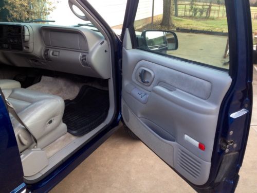 1997 GMC Suburban 4x4 SLT loaded leather 5.7 low miles immaculate, image 23