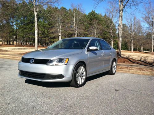 Volkswagen jetta, 36k miles! factory warranty! leather, upgraded wheels!