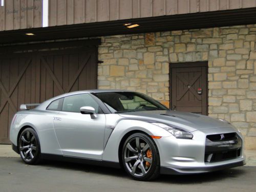 Beautiful gtr only 13k miles bose premium heated seats navi 3m silver over black