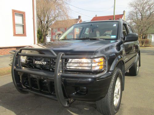 2000 isuzu rodeo ls 4x4 and more. super clean and runs great u might buy this !!