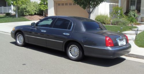 1998 lincoln town car executive sedan 4-door 4.6l 93xxx  miles