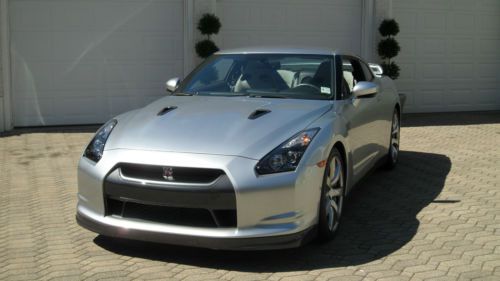 2009 nissan gt-r brand new only 250 miles!