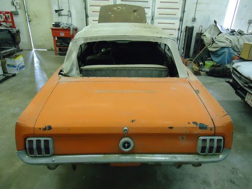1965 ford  mustang convertible 4 speed manual transmission 289 v-8  barn find !!