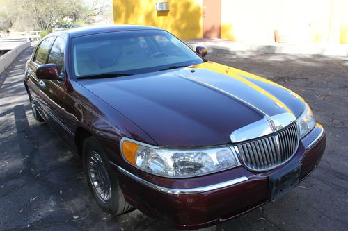 2000 lincoln town car signature sedan 4-door 4.6l   cartier model