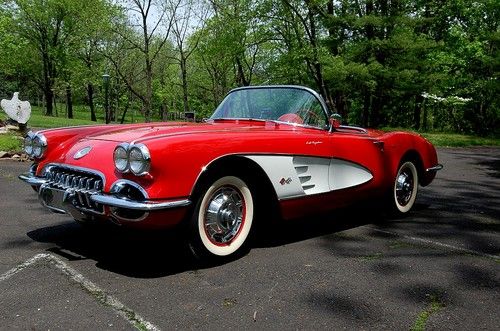 Gorgeous 1960 chevrolet corvette..2 tops, 283 fuel injected, 4 speed manual tran