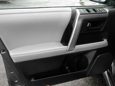 SR5 SUV 4.0L Leather Sunroof CD Premium Package 8 Speakers toyota 4x4, image 15