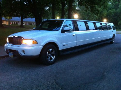 Stretch lincoln navigator limousine 14 pass. white - toxedo