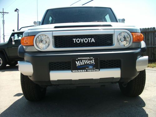 Fj cruiser loaded,  convenience package, running boards, upgrade package, daytim