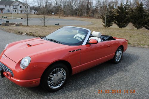 2003 ford thunderbird 007 edition like new