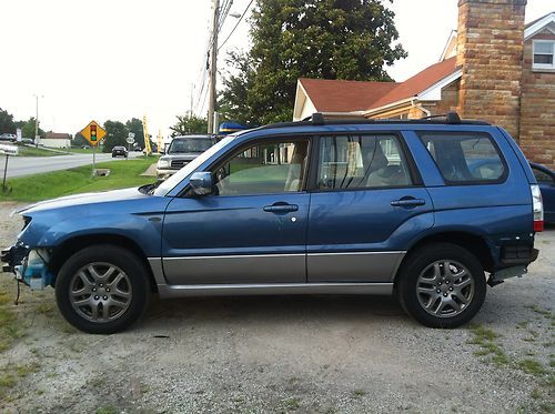 2008 subaru forester ,,,,salvage title ,,,light damage