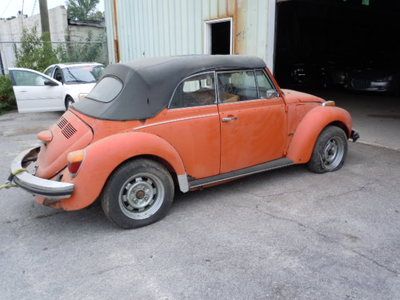 1974 vw convertible, no engine, body only, project car, lots  of  parts in car