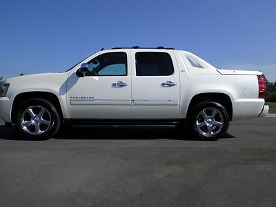 Navigation 20" chrome wheels rear dvd system 16k gm certified white diamond 5.3