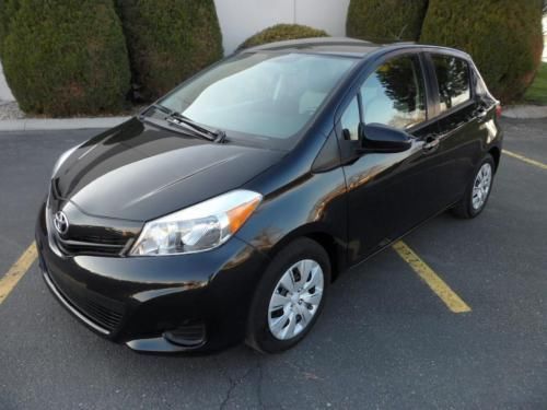 2012 toyota yaris le hatchback 4-door 1.5l