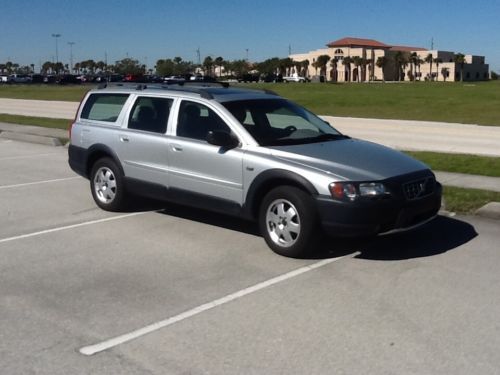 2004 volvo xc70 base wagon 4-door 2.5l