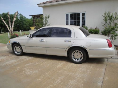 2002 lincoln town car cartier l sedan 4-door 4.6l