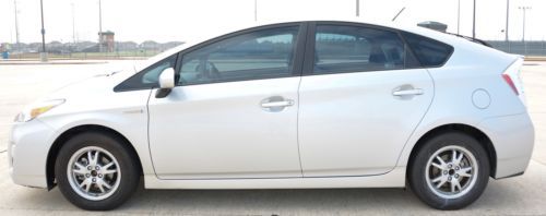 2010 prius iii navigation, backup camera, bluetooth 1 owner non smoking