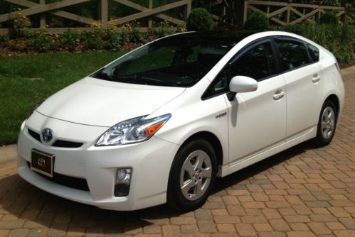 2010 toyota prius iv, 51 mpg, solar panel, sun roof, loaded, pearl, exc. cond.