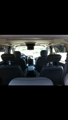 Nice family town and country 06 sunrrof and stown go seats