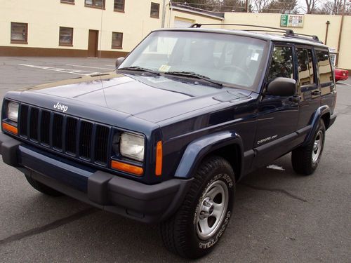 2001 jeep cherokee sport / low miles / 4x4 / good suv