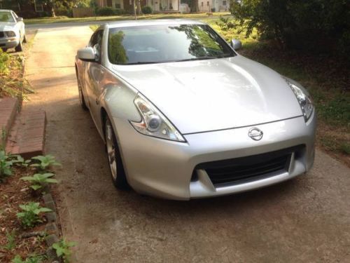2009 nissan 370z base coupe 2-door 3.7l with sport package (19&#039; nissan wheels)