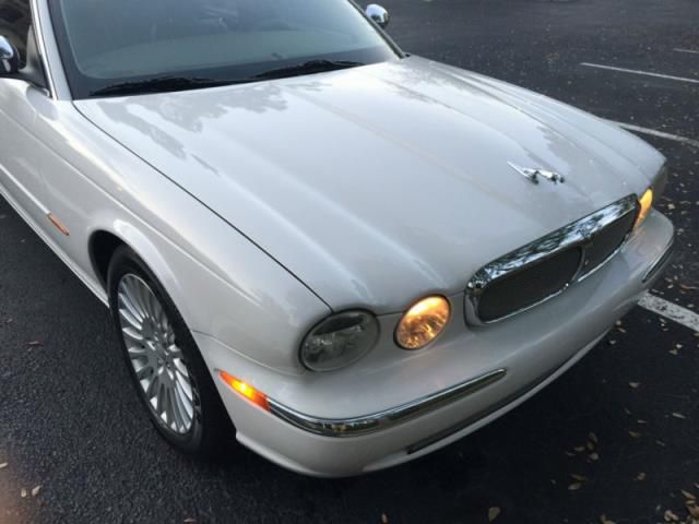 Jaguar xj8 base sedan 4-door