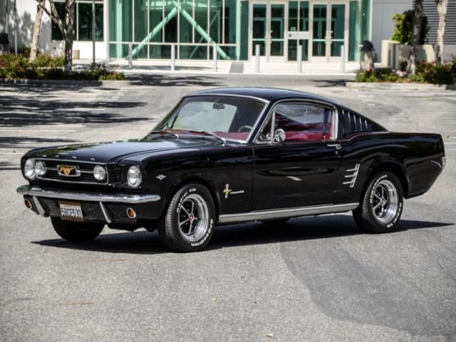 Ford mustang base fastback 2-door