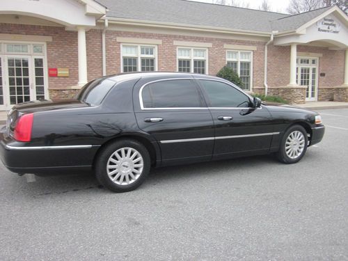 2004 lincoln town car executive sedan triple black look!!! brand new paint!!!
