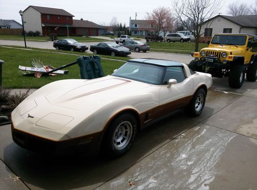 1981 chevrolet corvette base coupe 2-door 5.7l