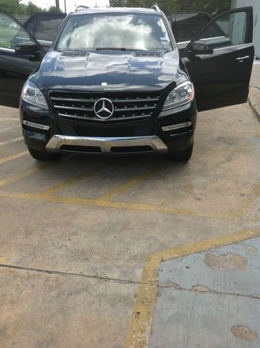 2013 mercedes ml350 like new.!!