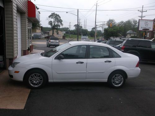 2007 Ford Focus SE Sedan 4-Door 2.0L, image 2