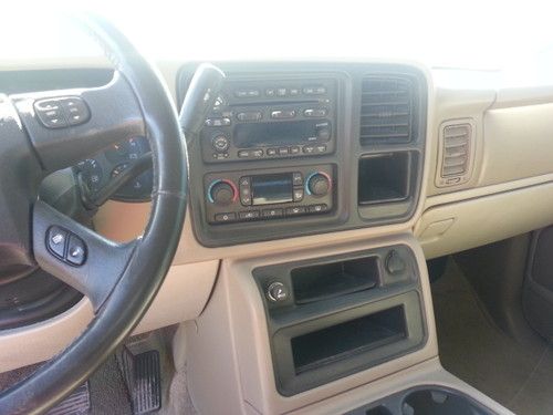 2003 Chevrolet Suburban 4x4, US $7,100.00, image 2