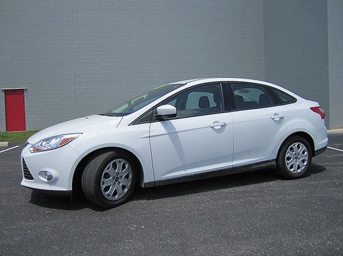 2012 ford focus se sedan 4-door 2.0l