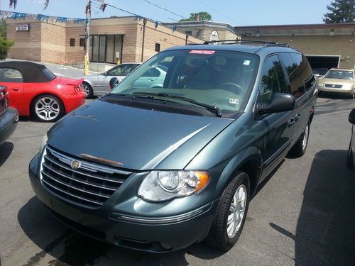 2005 chrysler town&amp;country! dvd! nr! runs new! must see! touring fully loaded