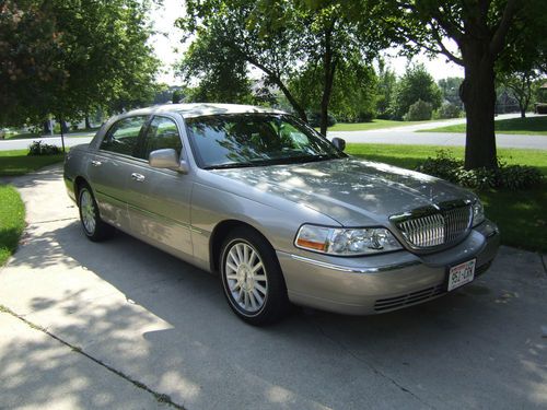 2003 lincoln town car executive sedan 4-door 4.6l