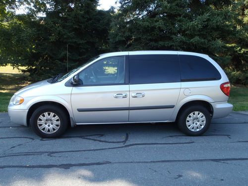 2007 chrysler town &amp; country van--new tires &amp; brakes--like new-no reserve