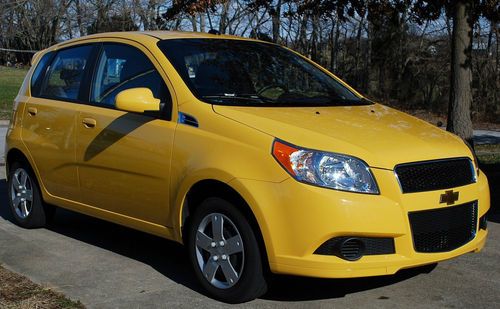 Sporty yellow 2011 chevrolet aveo5 lt hatchback 4-door 1.6l - great mpg!