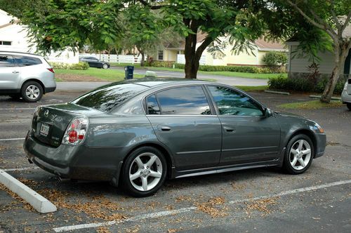 2005 nissan altima 3.5 se , rare manual transmission, look!