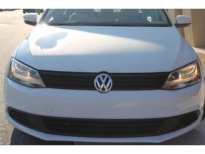 White/Beige leather/touch screen 2.5L SE 170 hp 5 cylinder DOHC engine, image 5