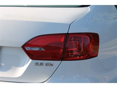 White/Beige leather/touch screen 2.5L SE 170 hp 5 cylinder DOHC engine, image 15