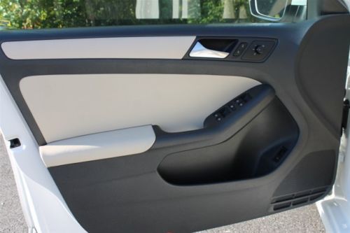 White/Beige leather/touch screen 2.5L SE 170 hp 5 cylinder DOHC engine, image 18