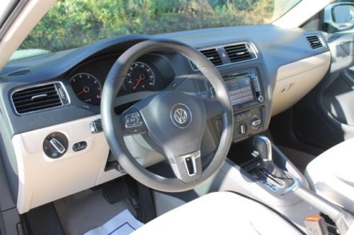 White/Beige leather/touch screen 2.5L SE 170 hp 5 cylinder DOHC engine, image 22