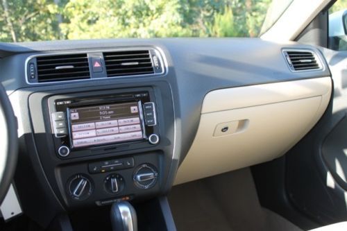 White/Beige leather/touch screen 2.5L SE 170 hp 5 cylinder DOHC engine, image 30