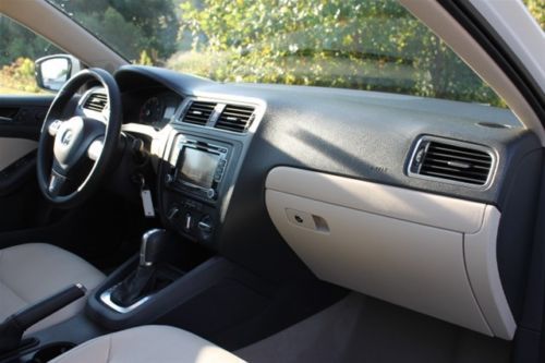 White/Beige leather/touch screen 2.5L SE 170 hp 5 cylinder DOHC engine, image 40