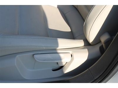 White/Beige leather/touch screen 2.5L SE 170 hp 5 cylinder DOHC engine, image 43