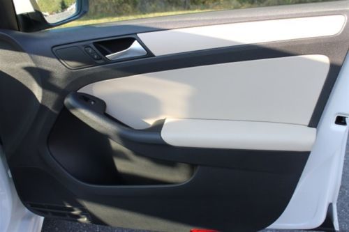 White/Beige leather/touch screen 2.5L SE 170 hp 5 cylinder DOHC engine, image 45