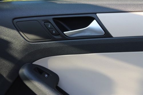 White/Beige leather/touch screen 2.5L SE 170 hp 5 cylinder DOHC engine, image 46